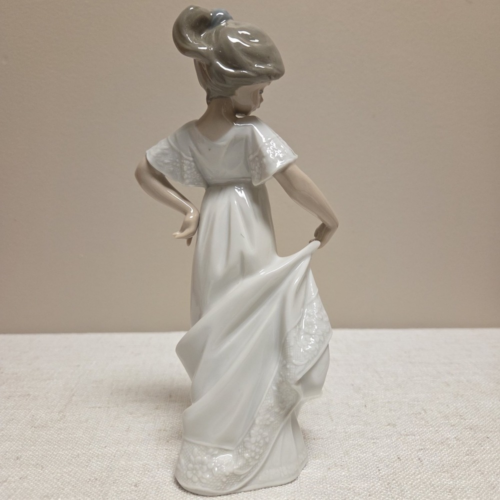 Lladro #1110 Nao "How Pretty"  Figurine Excellent Used Condition No Box - Picture 3 of 5